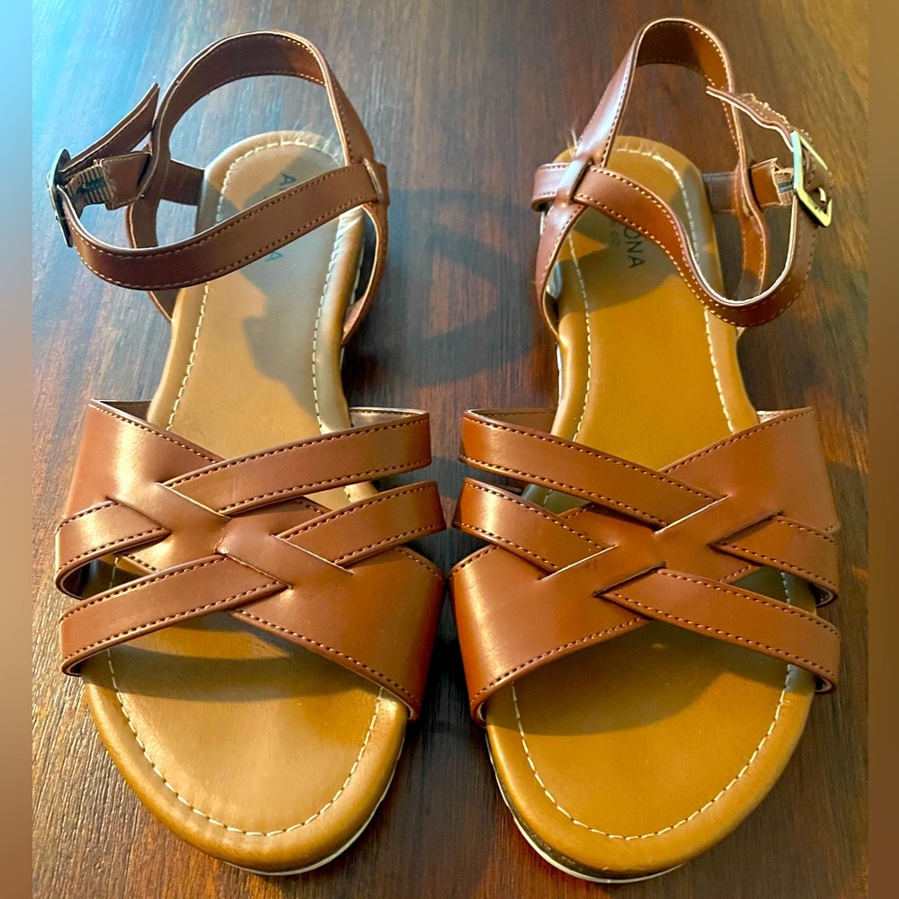 Arizona Jeans Co. Tan Brown Women's 9.5 Strappy Ankle Strap Flat Sandals